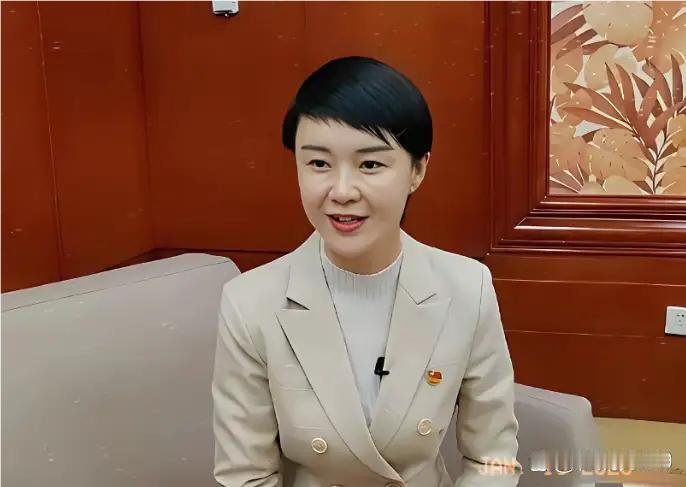 贺娇龙走了，留下的一地鸡毛里，最让人揪心的不是那个原本完整的家碎了。

而是那个