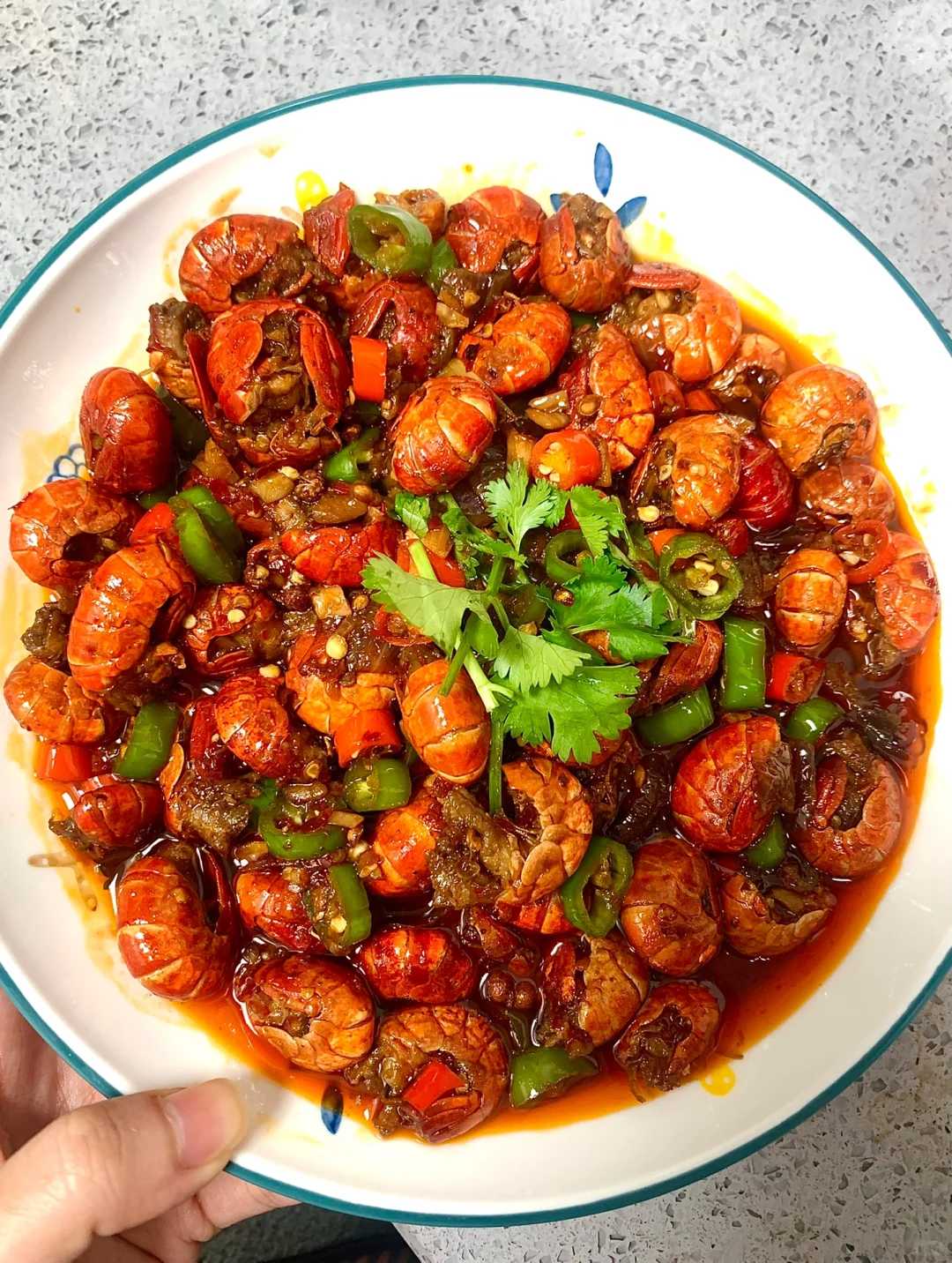 秒杀路边摊的麻辣小龙虾尾🦞好吃到舔手指！