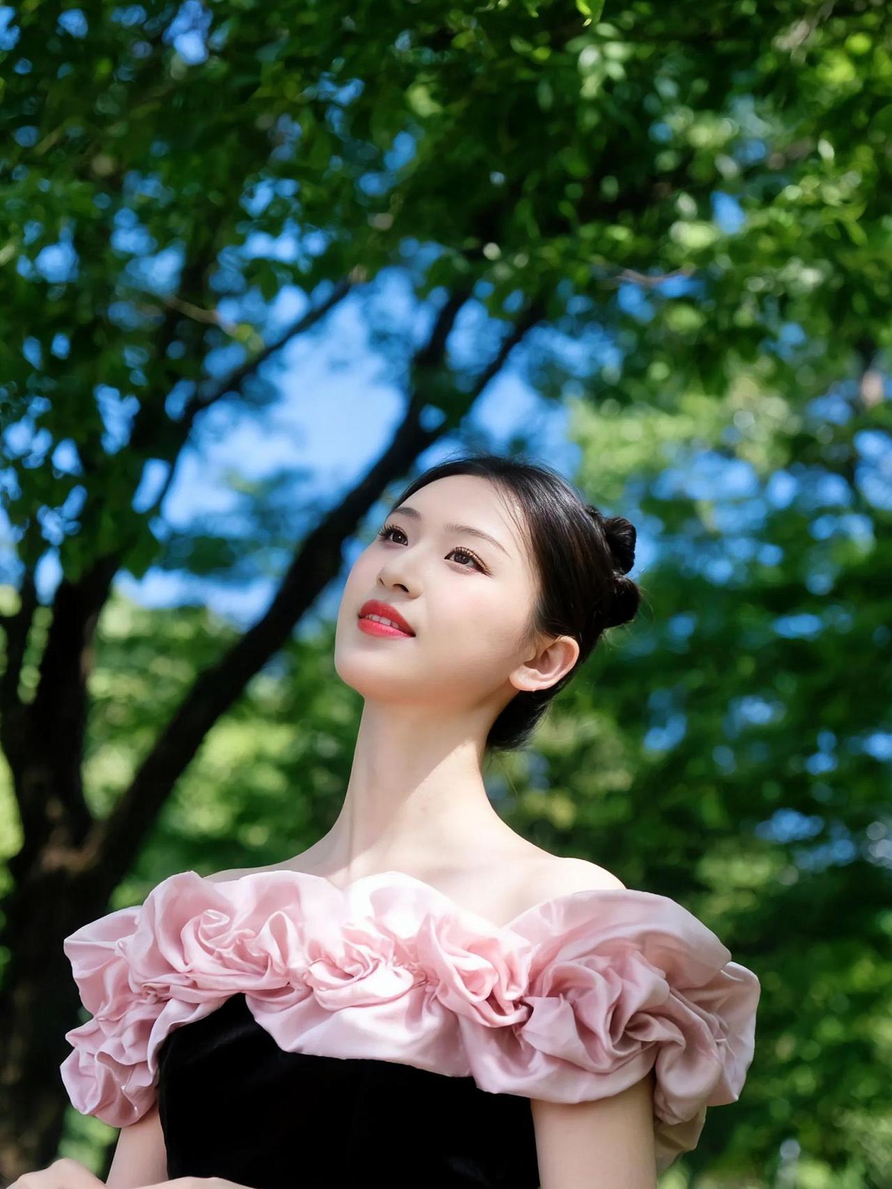 这姑娘是把“复古”穿在身上了吧，仿佛从老电影里走出来的女主角。阳光洒在她身上，像