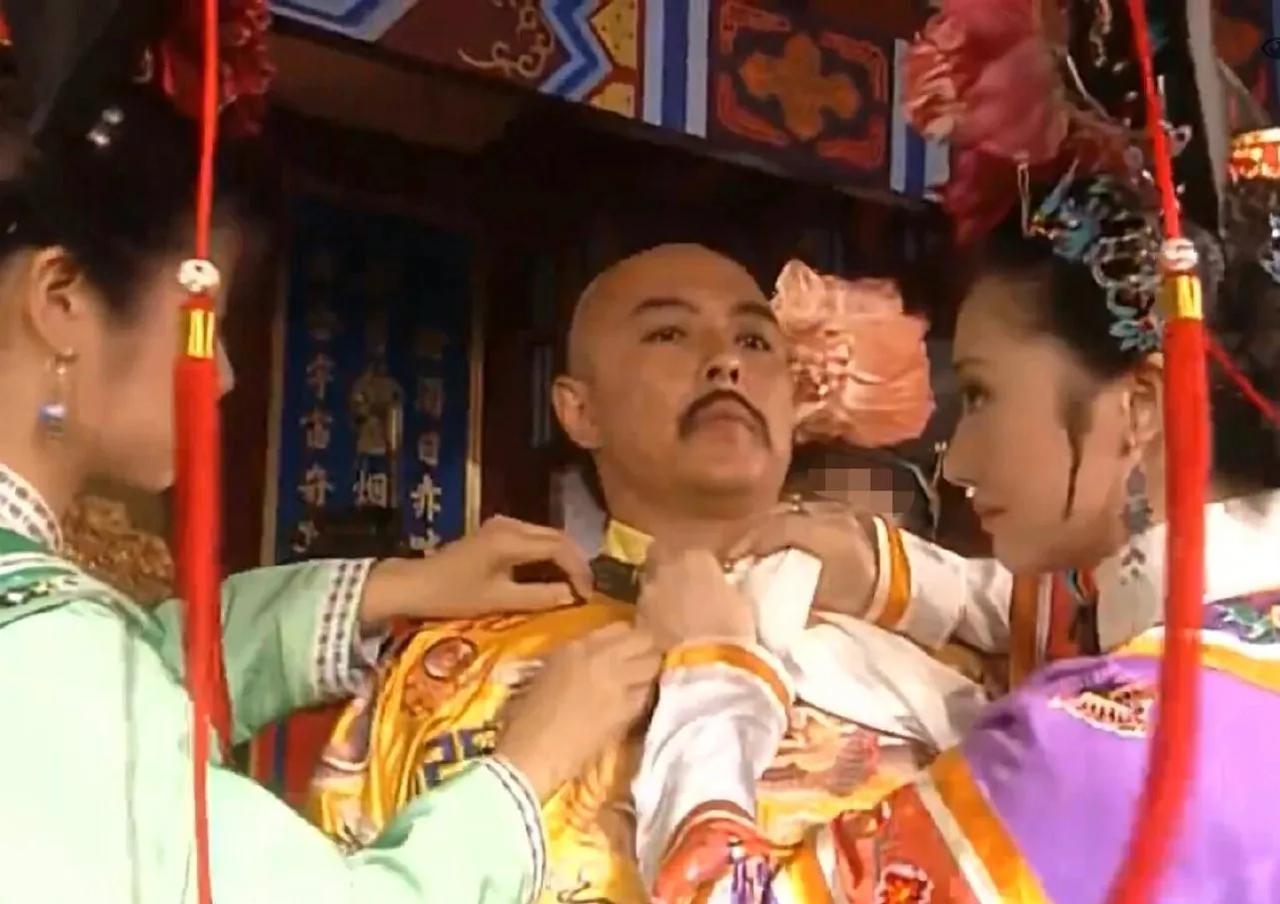 《还珠格格》令妃瞪紫薇的这一眼，觉得这个令妃真有心计，后宫随便拿捏