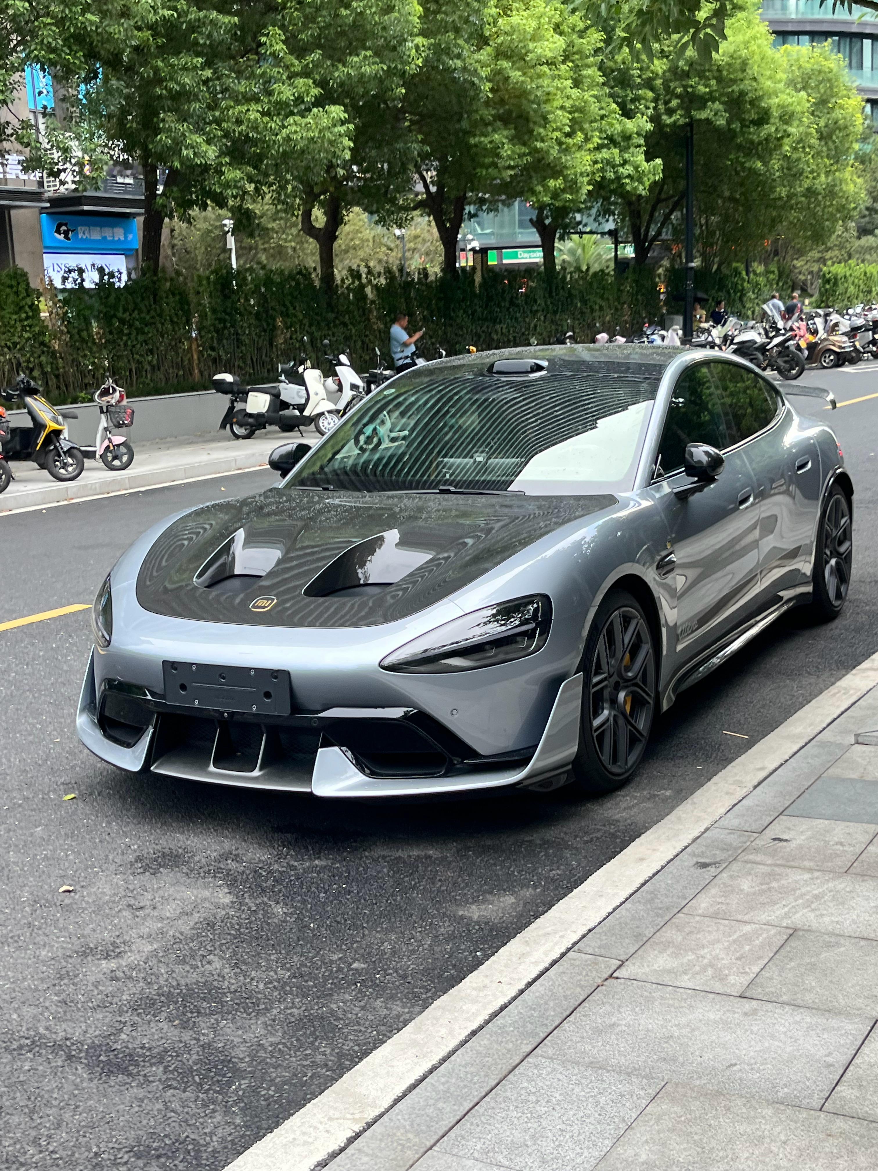 杭州——一个到处是小米的城市第一次见到活的开孔SU7 Ultra，玩具车既视感更