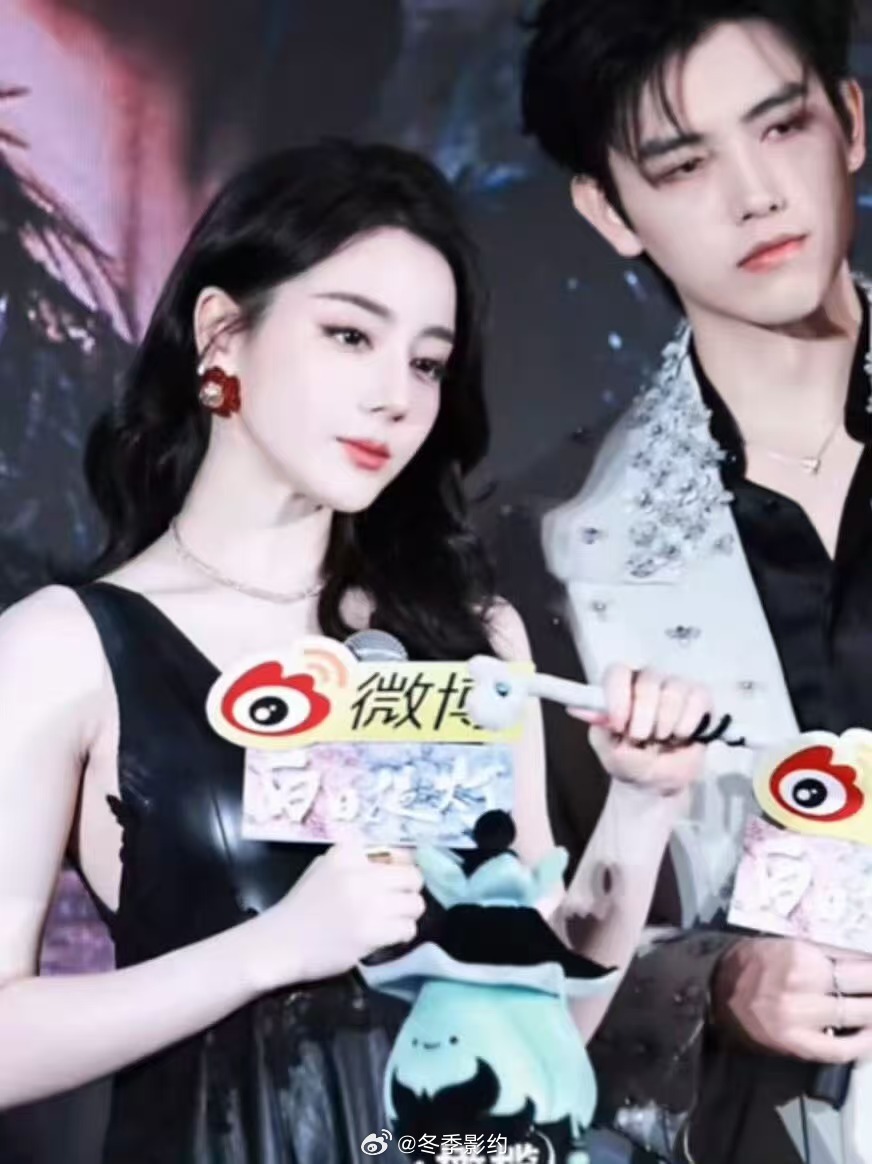 迪丽热巴我们有点暧昧了迪丽热巴回应女鬼一 追剧团现场迪丽热巴的颜值真的太能打了，