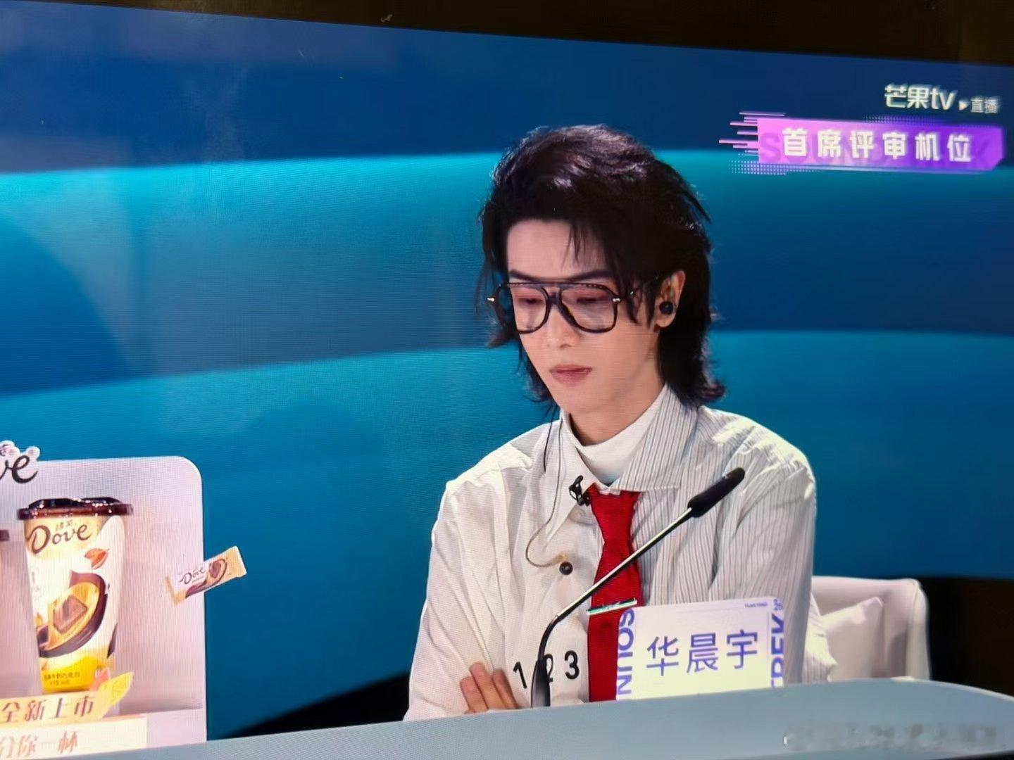 终于等到华晨宇导师直拍！新造型眼前一亮，机位里的他专注聆听、眼神锐利，不怒自威的