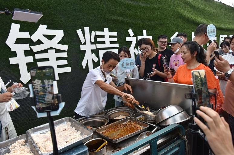 现代人缺的不是物质，而是“活人感”和真诚的情绪价值。
在效率至上、服务行业充满程
