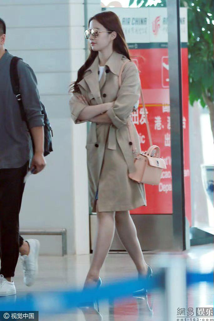 女神就这样把机场走成秀场。