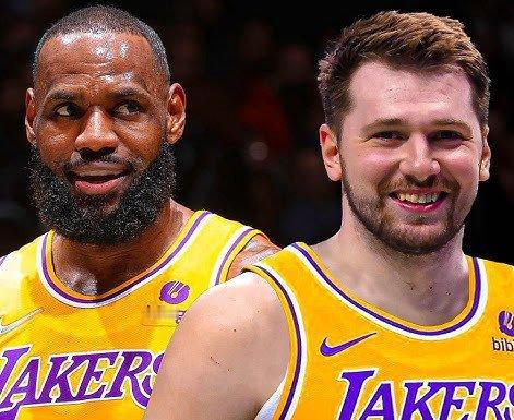 勒布朗谈卢卡：“我认为今年最重要的是他更加适应了。他了解了球队体系和这座城市，这