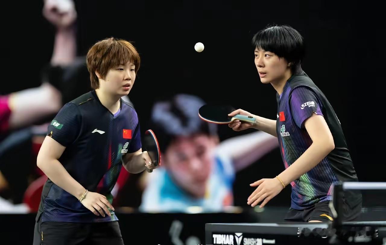 陈熠/蒯曼🇨🇳晋级女双八强！陈熠/蒯曼3-0击败迪亚克努/德拉戈曼🇷🇴【