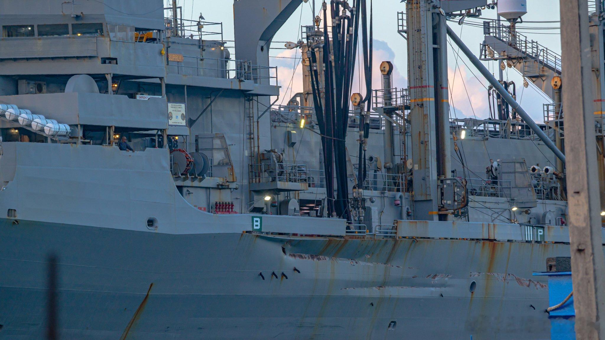 飞扬军事 2026年2月13日，停靠在波多黎各蓬塞港的美国海军供应号补给舰舰与特