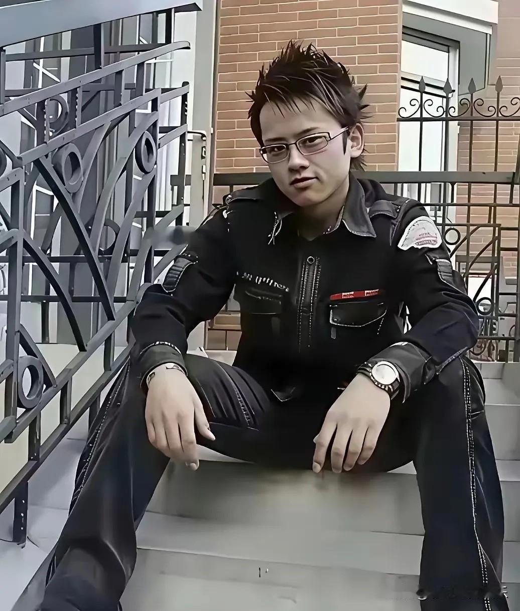 这是张杰刚出道的样子，杀马特造型，英雄不问出处。

不得不说，张杰素人时期有点其