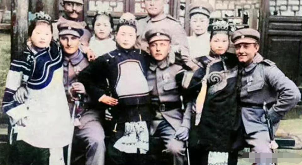 这是1900年8月，几个八国联军士兵与晚清时期青楼女子的合影。

当年八国联军攻