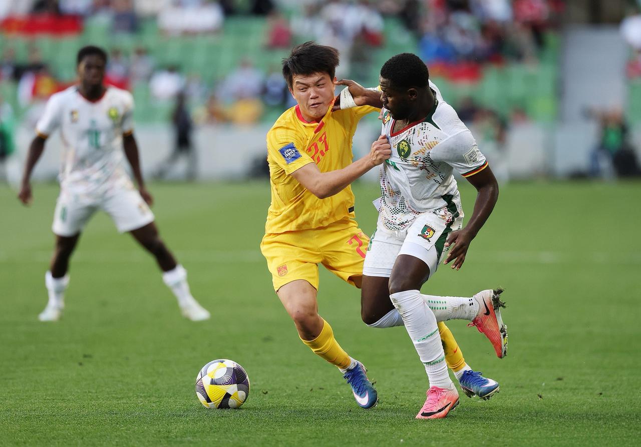 这就是国足和世界足球的差距啊！
中国队与非洲雄狮喀麦隆队的热身赛开场不到十分钟就