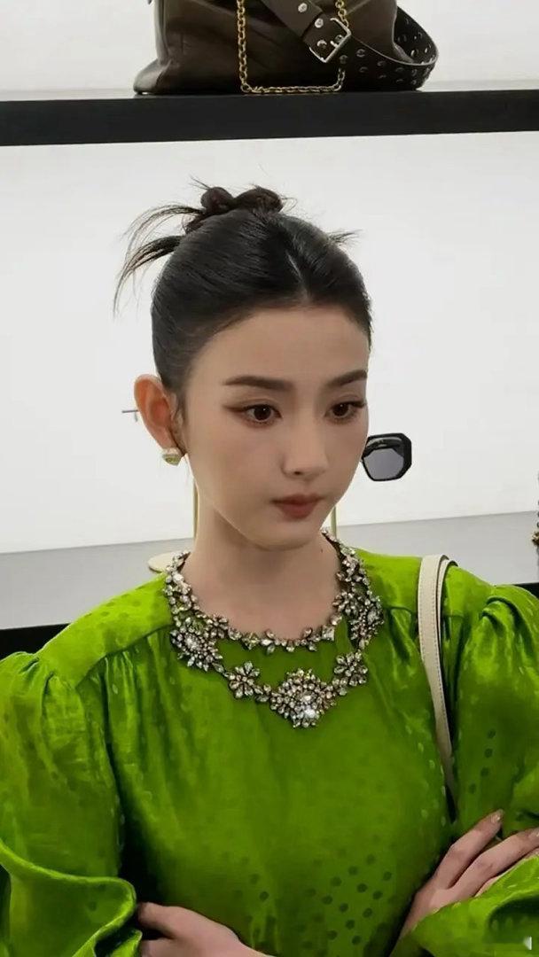 宋祖儿好适合华伦天奴 