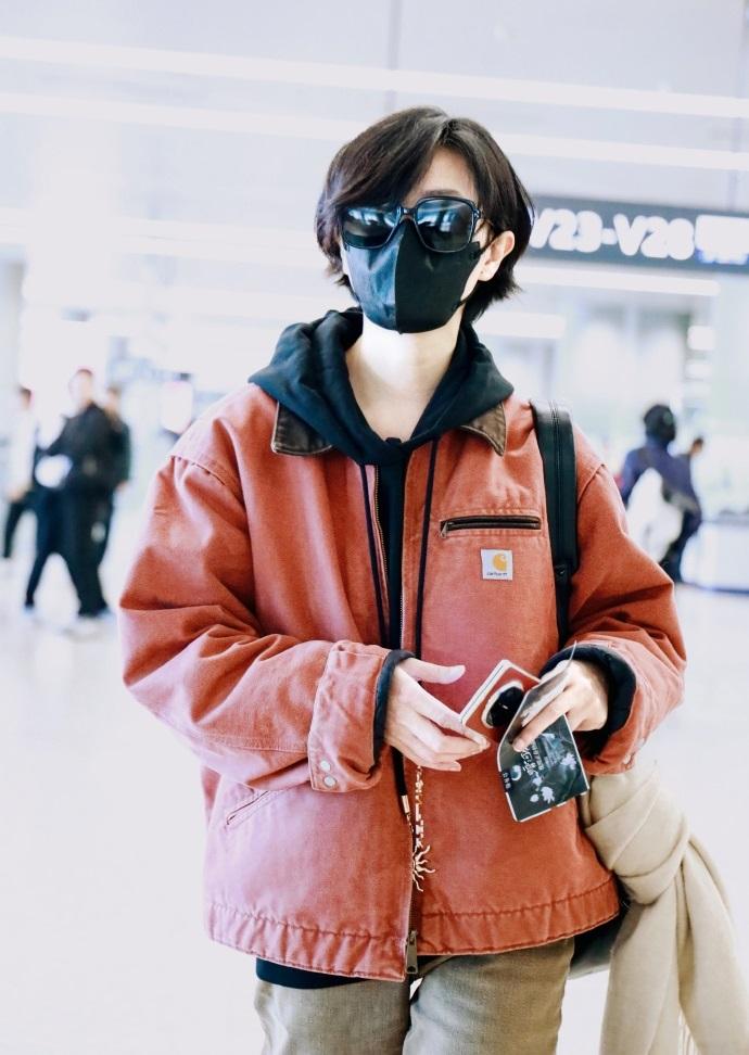 今天万茜现身机场，她这回搭配的特别的有个性，看起来格外的潇洒。

万茜里面穿了一