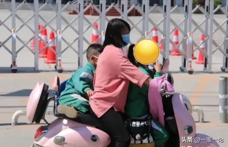 云南昆明，女子和家人朋友喝完酒，不顾朋友反对，醉醺醺地带俩孩子骑电动车回家，她让