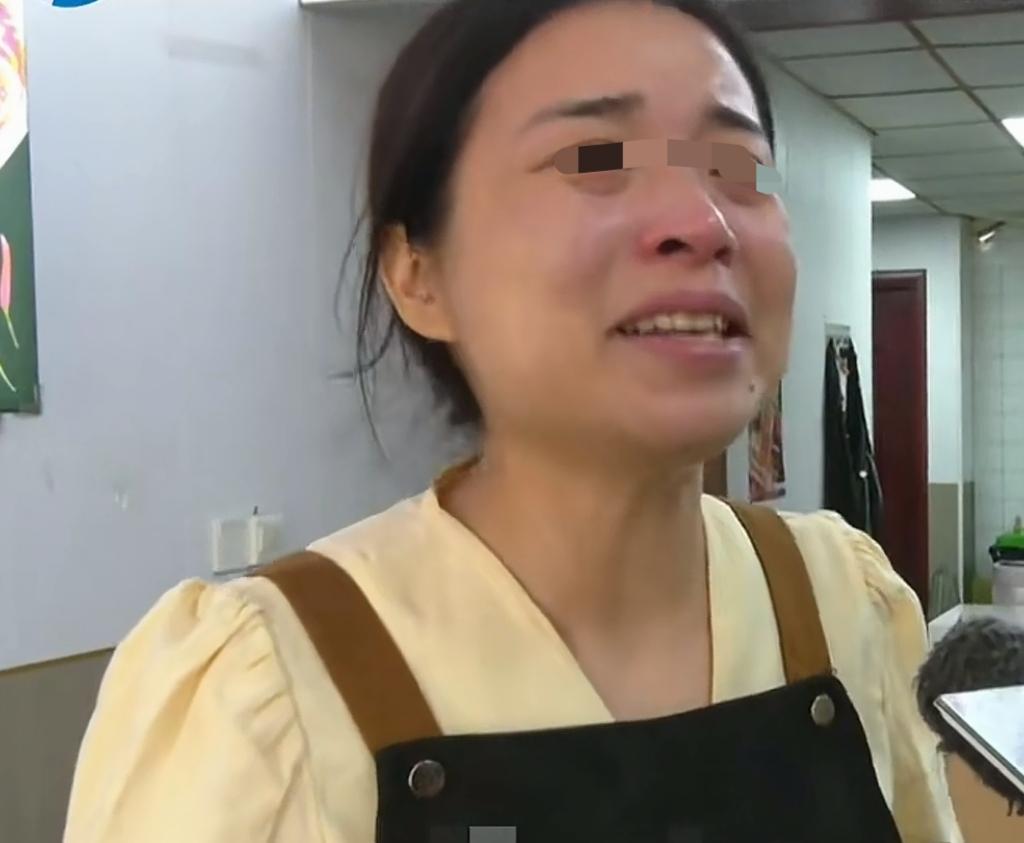 看到河南一家普通小店老板娘哭得梨花带雨，让人十分气愤，因为店名，她被一家公司要以