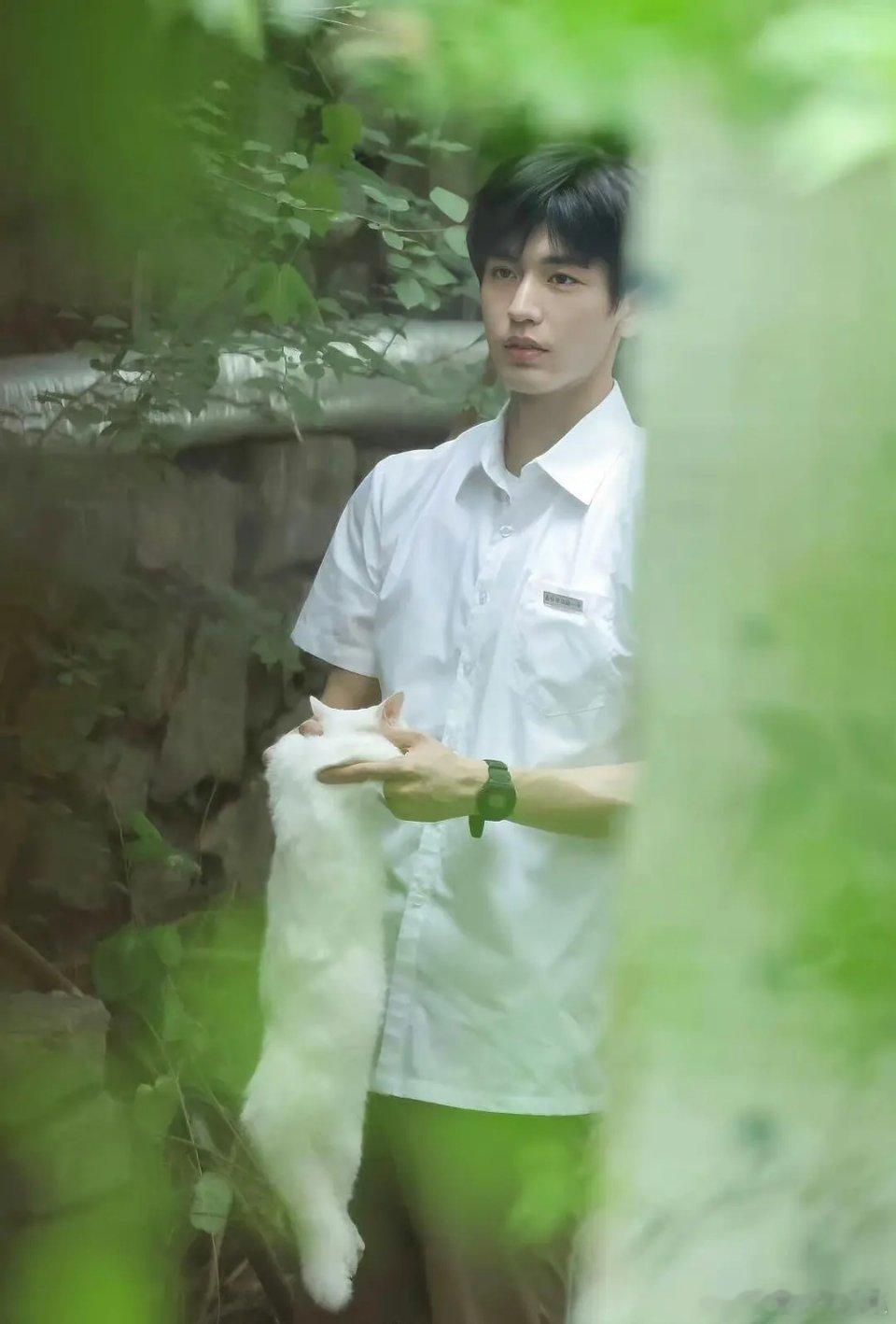 张凌赫的颜值硬抗，感觉🍒是妆造不好看，一些路透图看着还可以，不敢想正片 ​​​