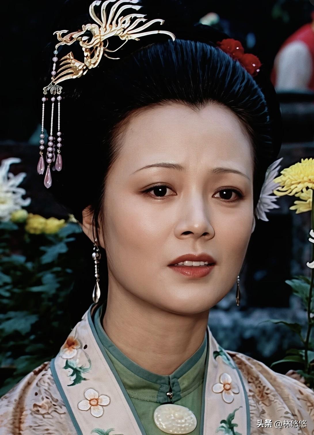 《红楼梦》里，尤氏和平儿一样都有一种天然的善，我在红楼梦里特别喜欢她们俩，非常有