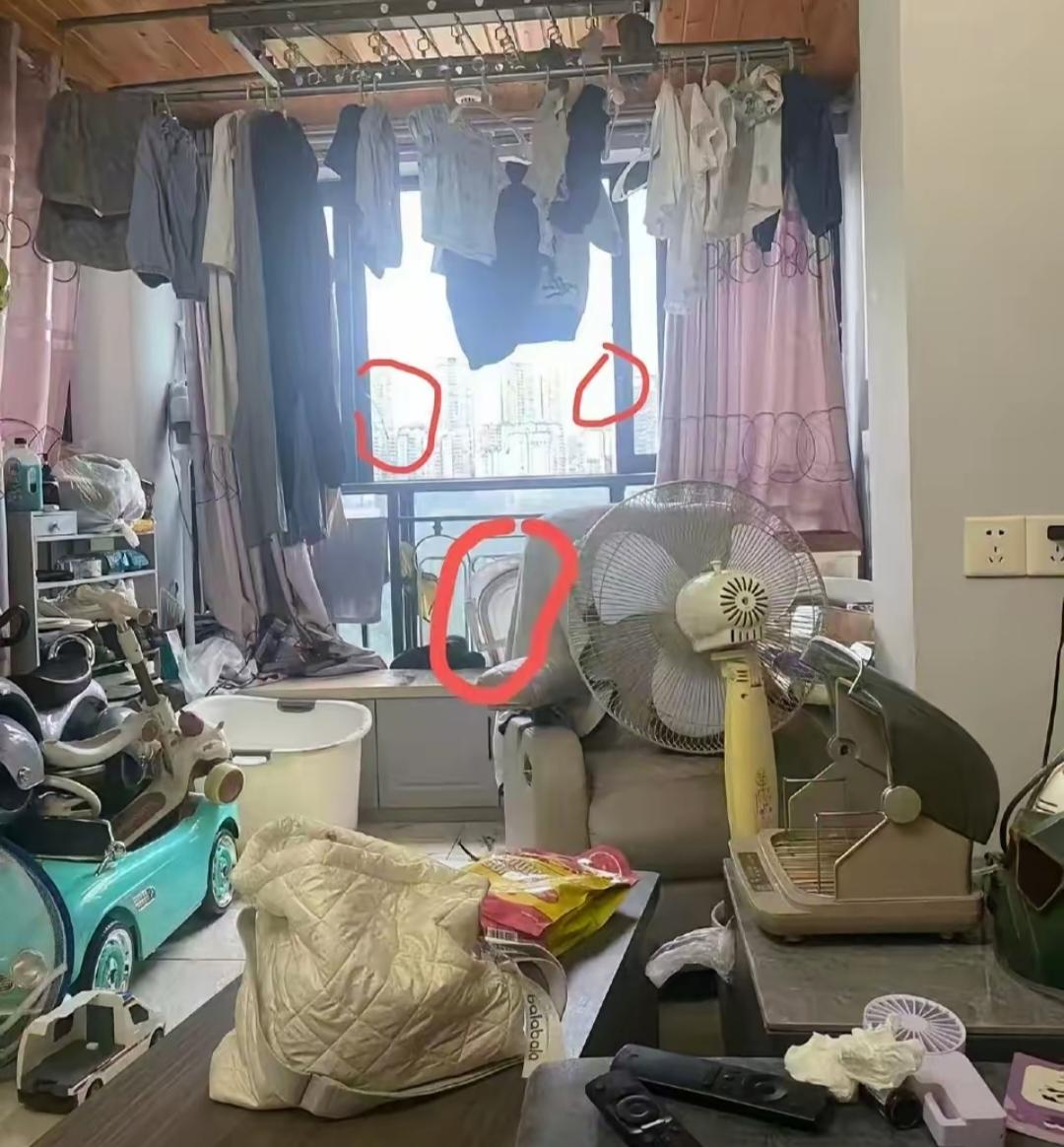 据说这是坠楼孩子的家
这家里如此的杂乱，即使没有出现小孩这事，从家里的状况都能看