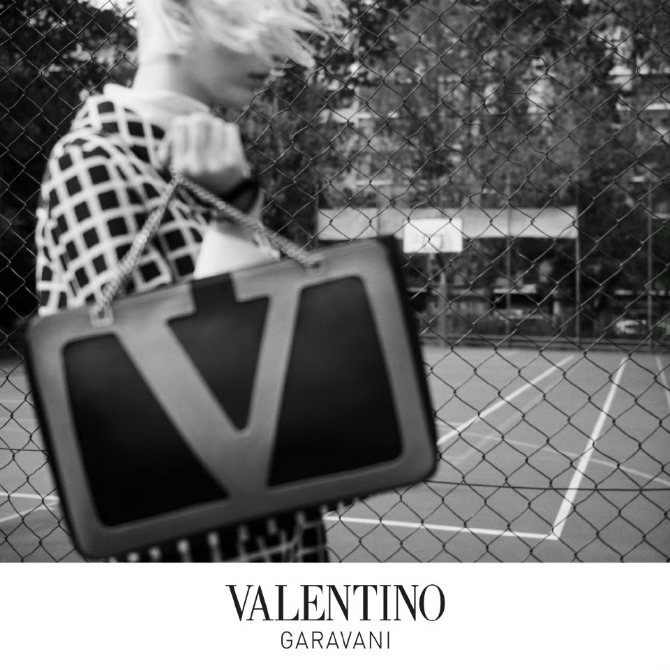 Valentino华伦天奴正式揭晓其标志性包袋广告系列三部曲的终章品牌以极具张力