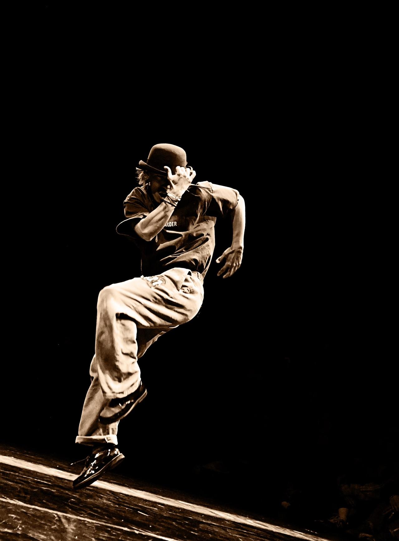 路是走出来的，还是选择出来的呢当然路是走岀来的，路越走才会越宽人生的路选择不一定