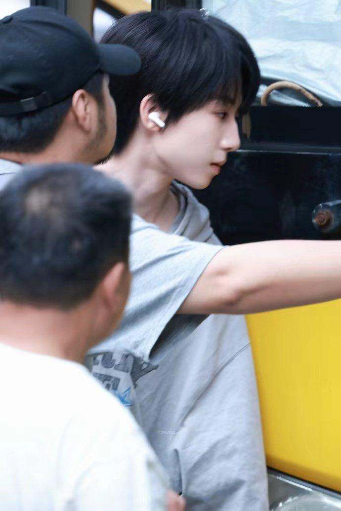 杨博文的脖子好有劲 杨博文我们的少年时代2周扬今日份出妆~谁来品一下这个脖子，好