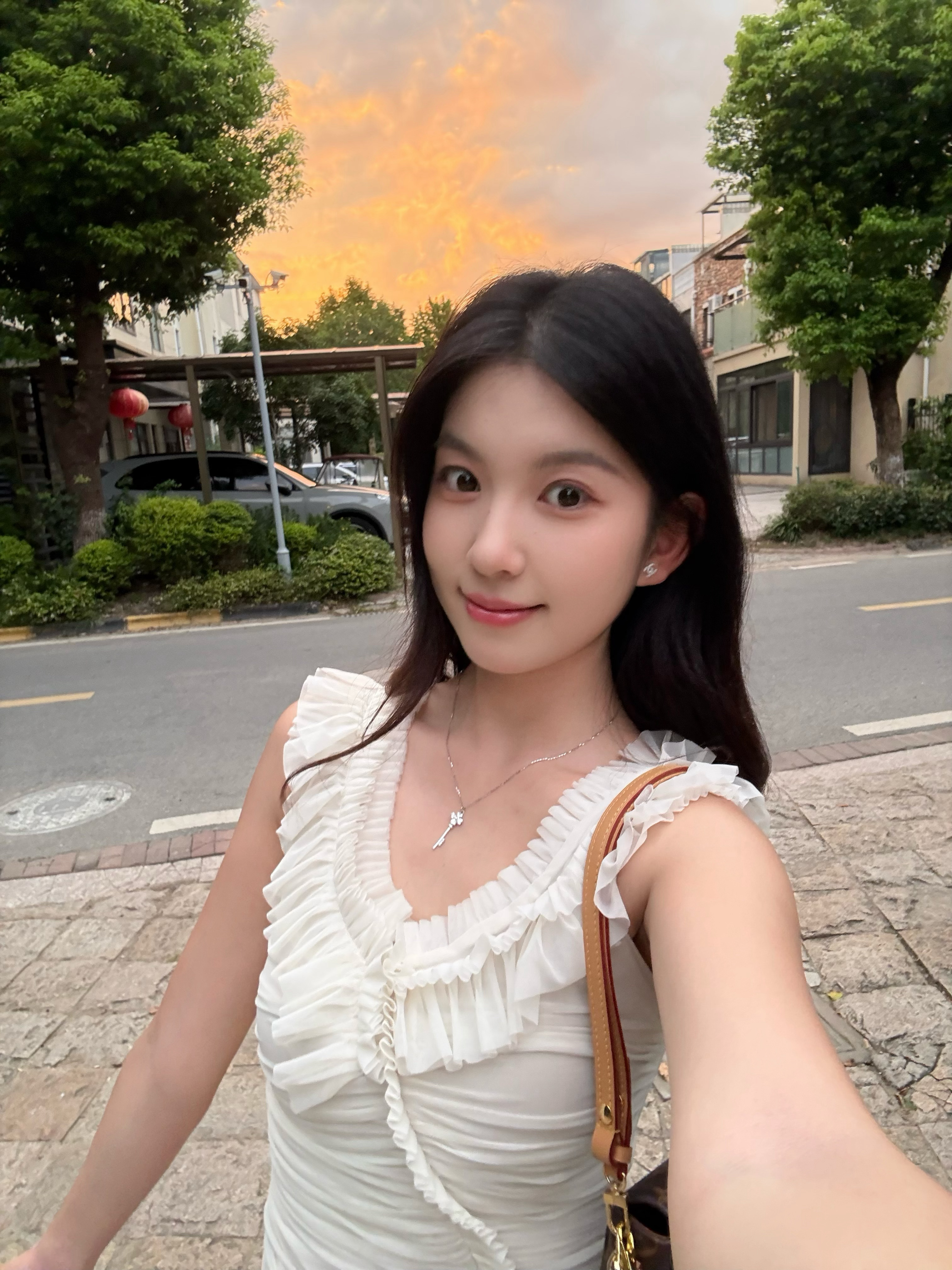 一出门看见 天空被橘子绑架了 🍊 美美下班儿 ～ 明天去医院看看我的颞下颌（应