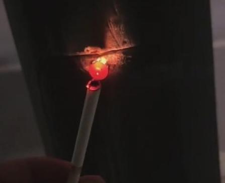 立了大功！浙江杭州深夜，一名男子发现路灯杆底部闪着诡异红光。原以为只是普通信号灯