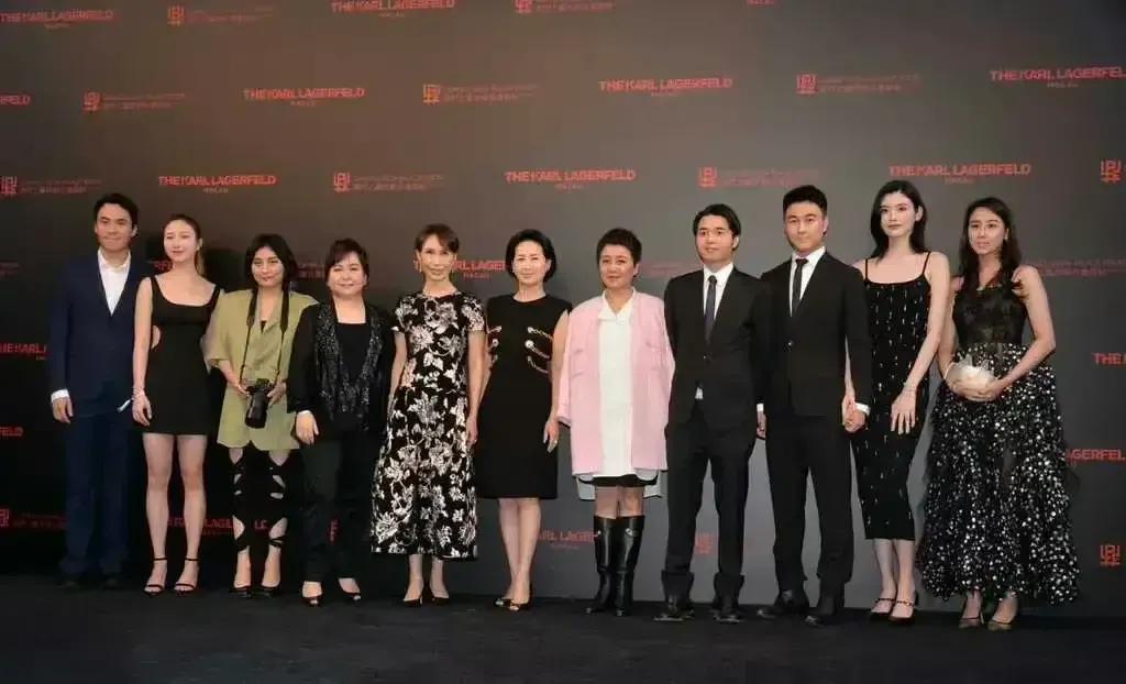 为什么赌王不在了，何家人却越来越团结了？
难道是不用争宠了，家产也分配妥当了？
