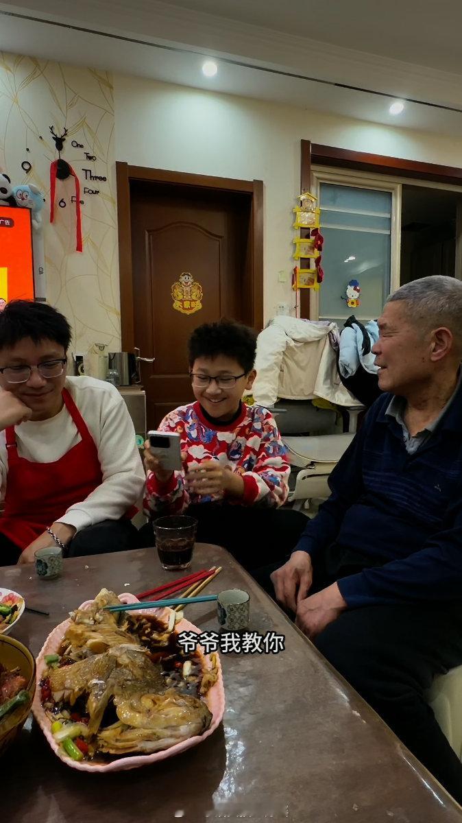小孩哥教爷爷抢千问红包真的被这个画面暖到了！家里的小孩哥不仅会用AI帮家人挑年货