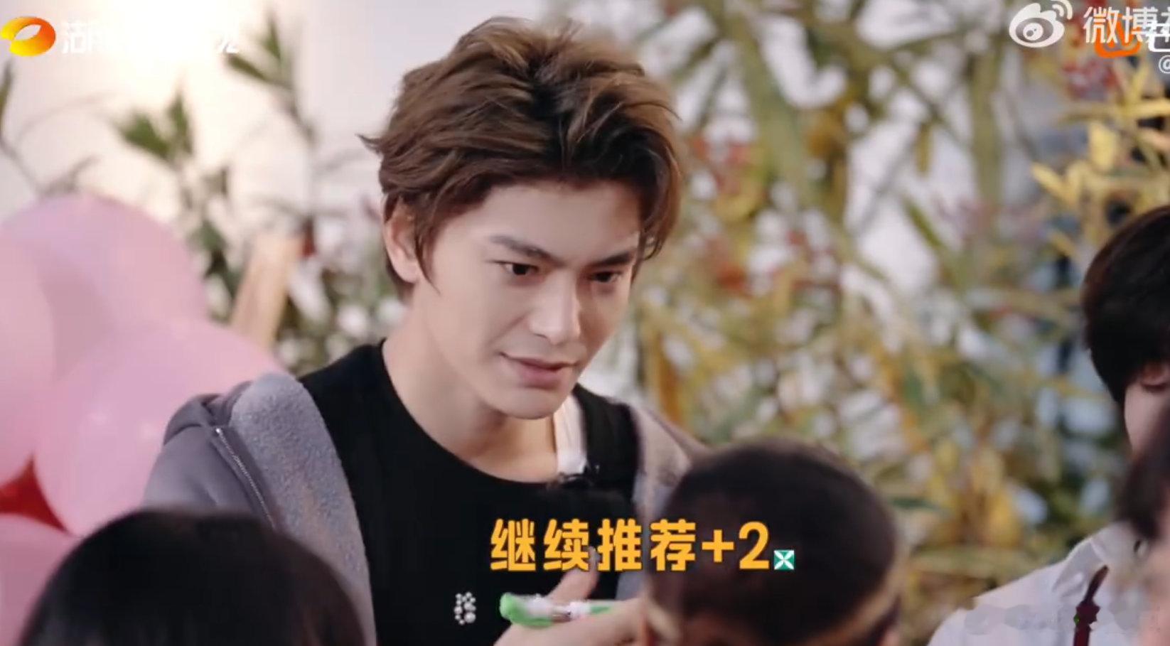 丁禹兮[超话]丁禹兮经常请吃饭的帅气哥哥丁禹兮这波真的暖！外摆营业帮现金不够的顾