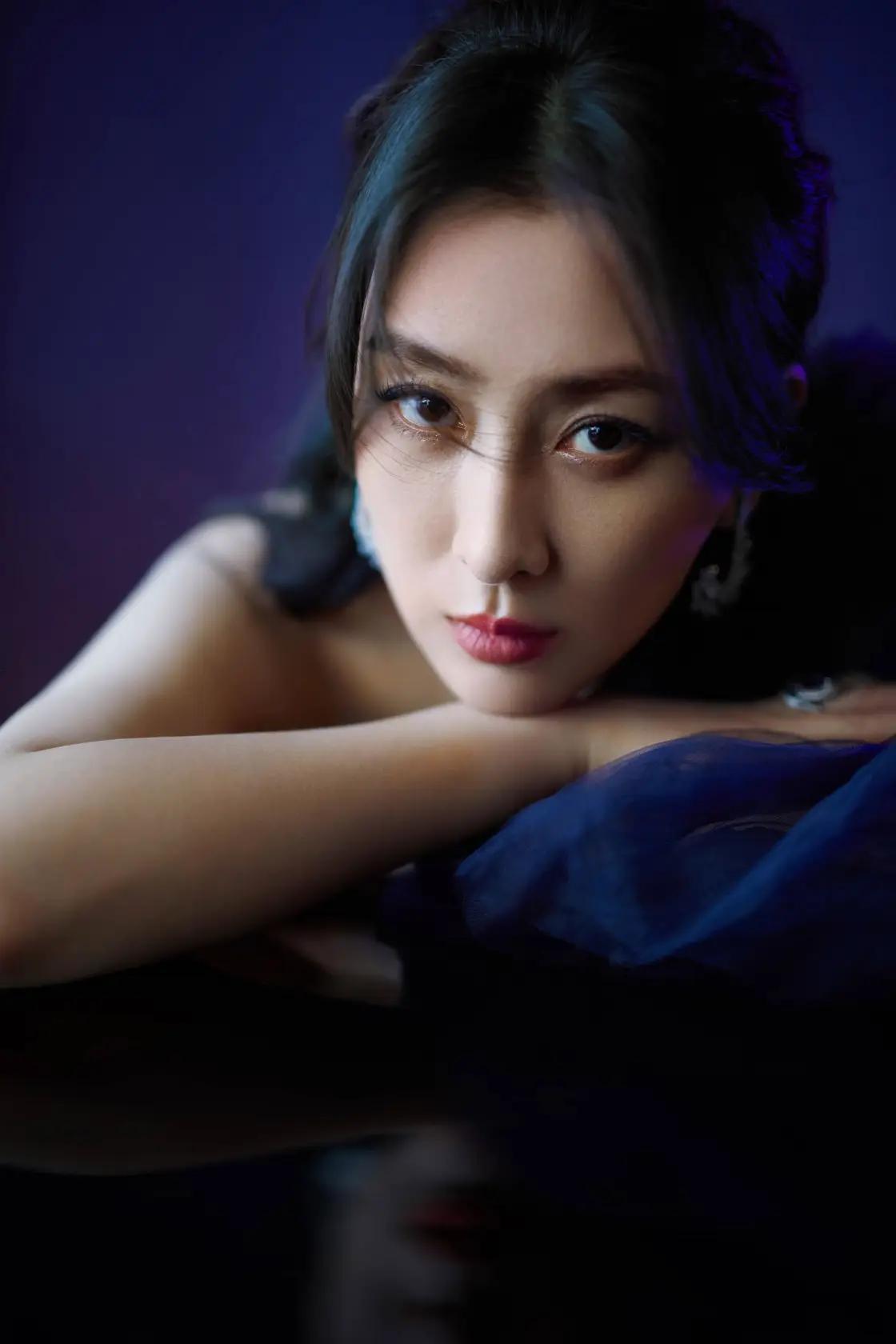 演员，马苏说，第一次拍戏，啥都不懂，哭戏也出不来，抹风油精都哭不出来，该是多么紧