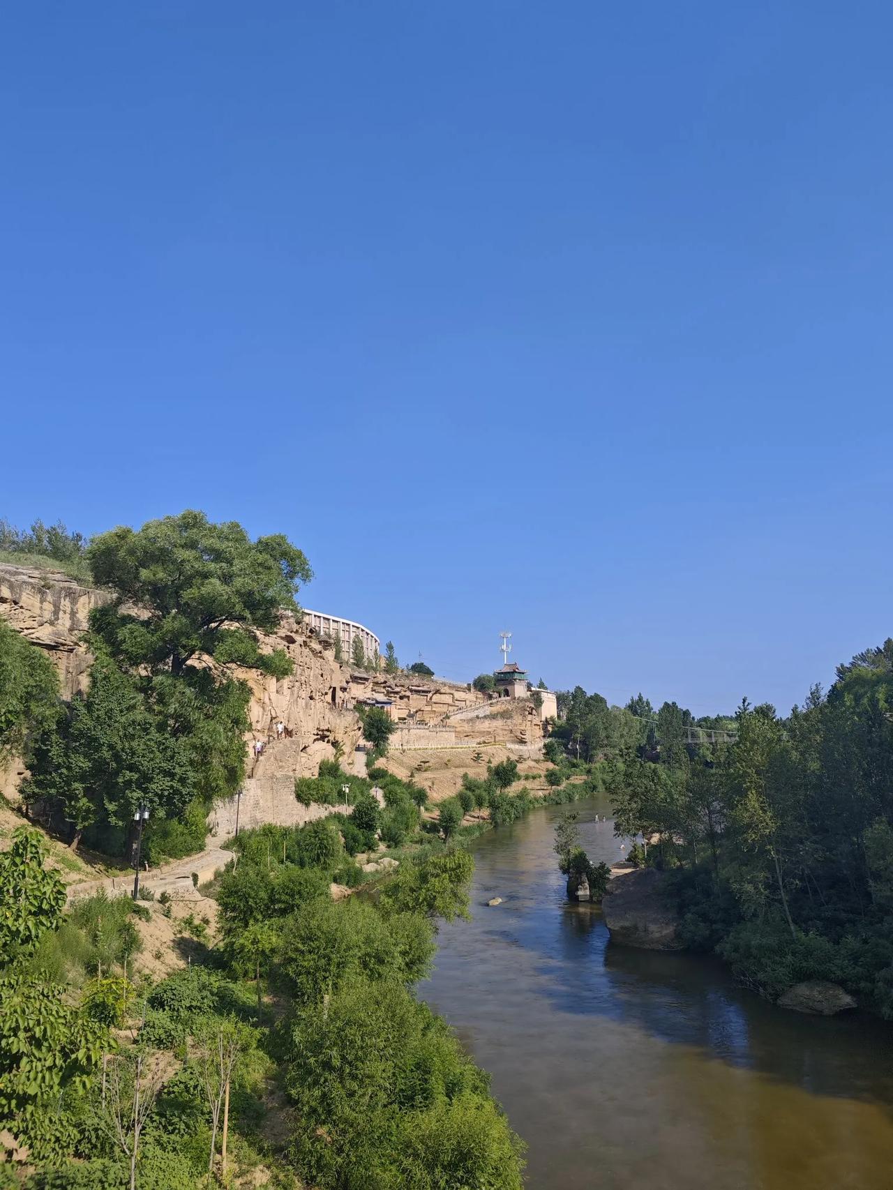 红石峡之旅

今天下午，我们终于游览了榆林八景之一的红石峡。

坐车到镇北台站，