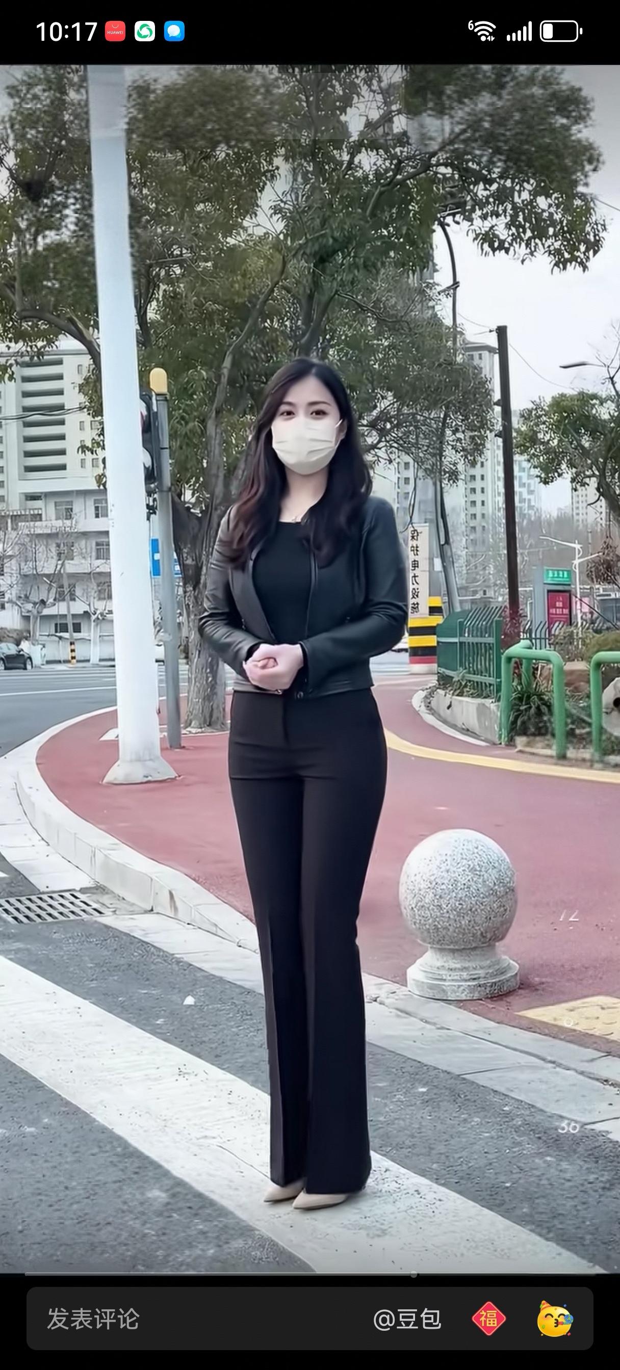 站在斑马线上……