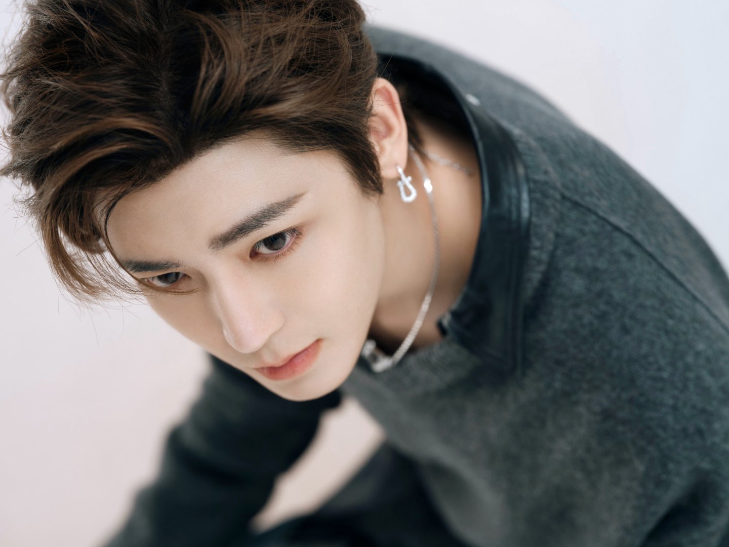 侯明昊侯明昊这脸也太会长了！怼脸生图零瑕疵，冷白皮配建模脸，狠狠期待新作品！ 