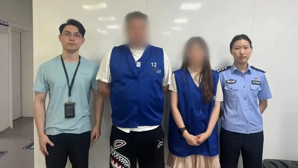 女儿女婿双双被拘留，不知道老父亲是什么心情。
 
宁波西瓜砸摊主这件事，最先和摊