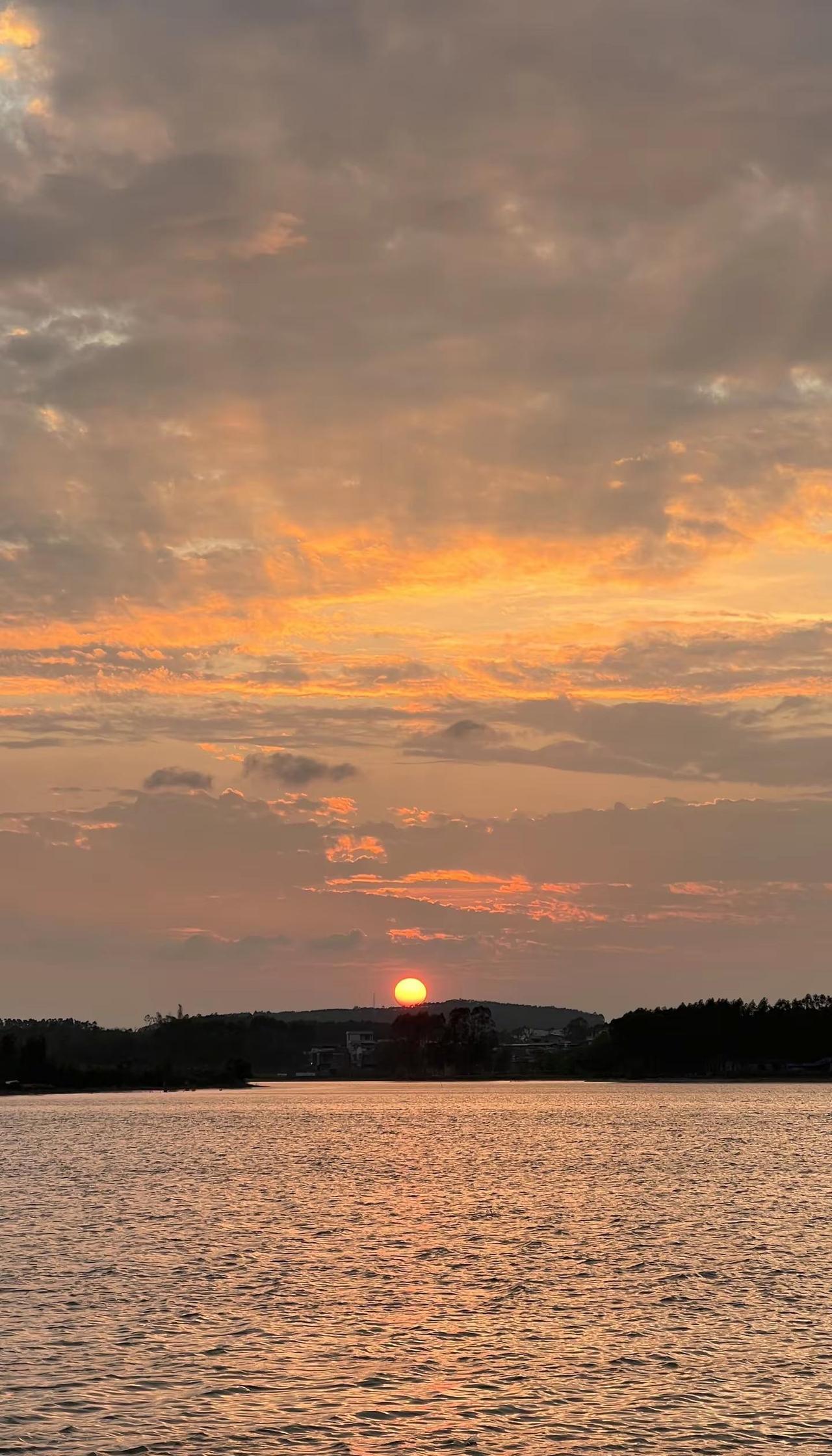 生活并不是每天都新鲜，安稳比什么都重要，其实，没有情绪的日子，就很幸福！