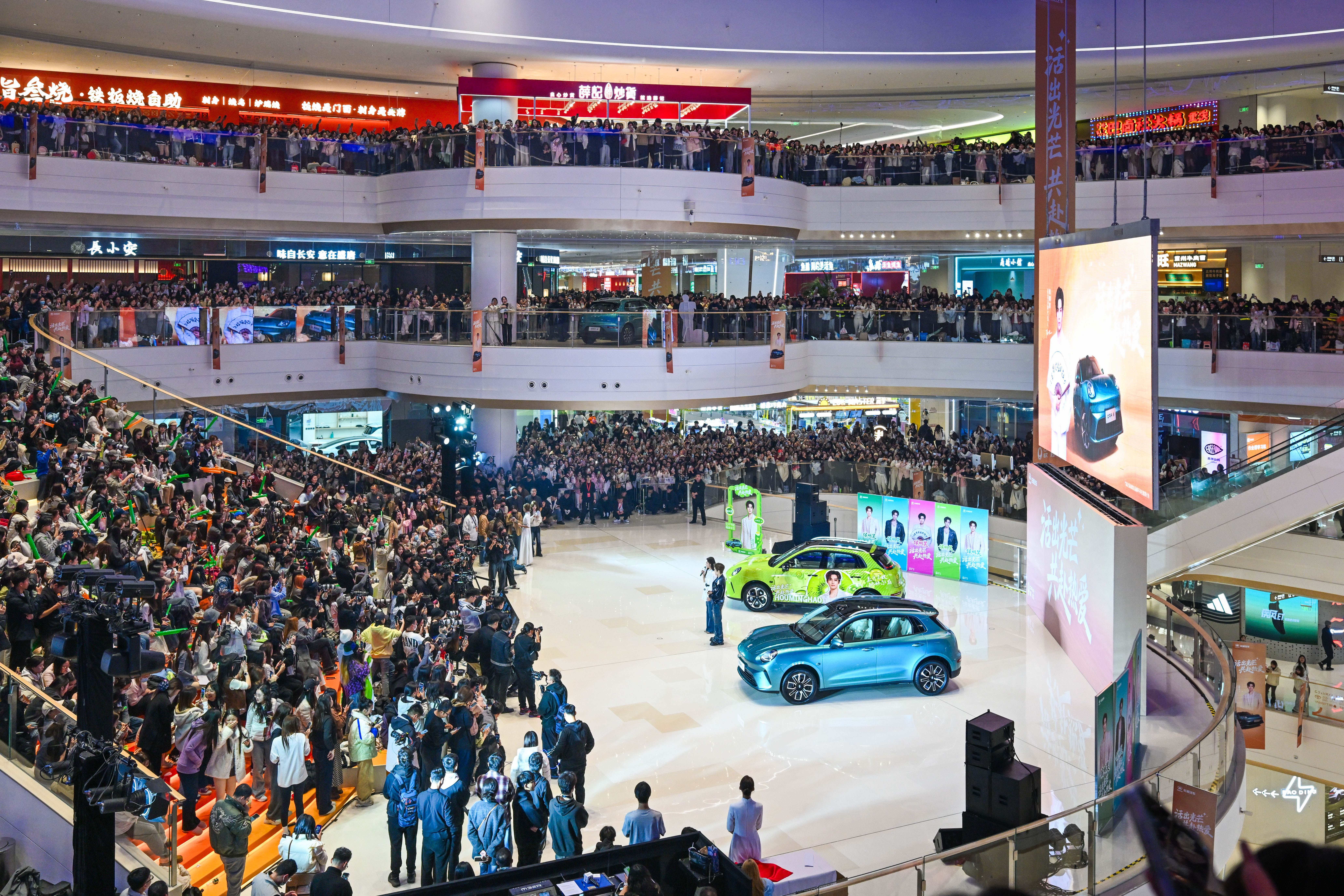 侯明昊的时尚表现力真的绝了，什么另类造型都能靠颜值和气场硬控全场！不过最近更让人