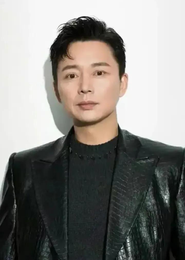 刘奕君，我喜欢的一位演员！今天想八卦一下关于他大学期间的一段传闻，说他在大学期间