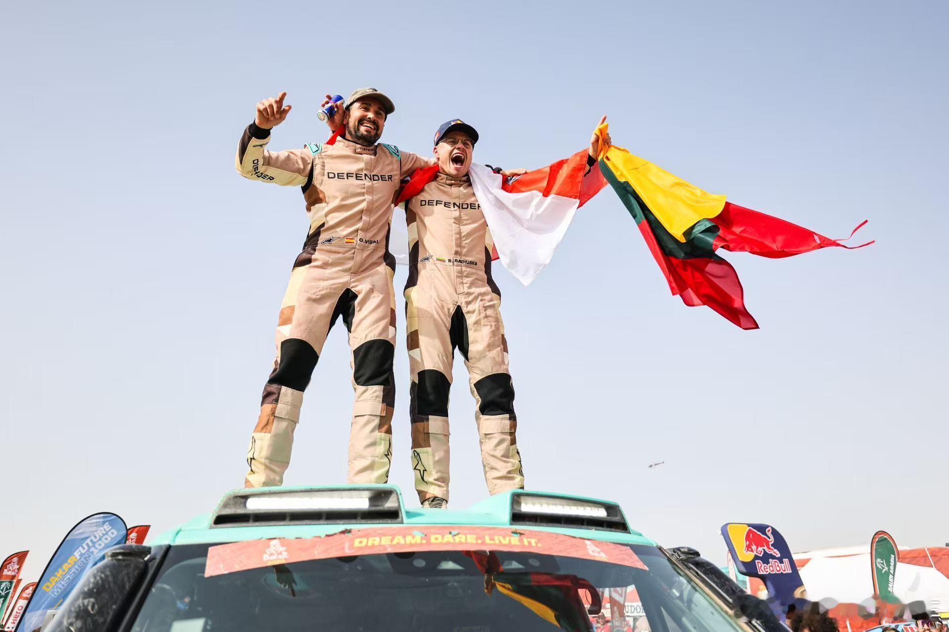 2026达喀尔拉力赛，T2量产组冠军出炉！罗卡斯与奥里奥尔携手，驾驶基于路虎卫士