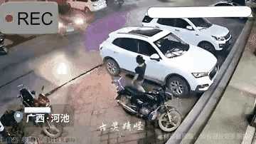 有些人坐进了车里，扶着方向盘，踩上了油门，就感觉可以肆无忌惮了。视频中这个操作，