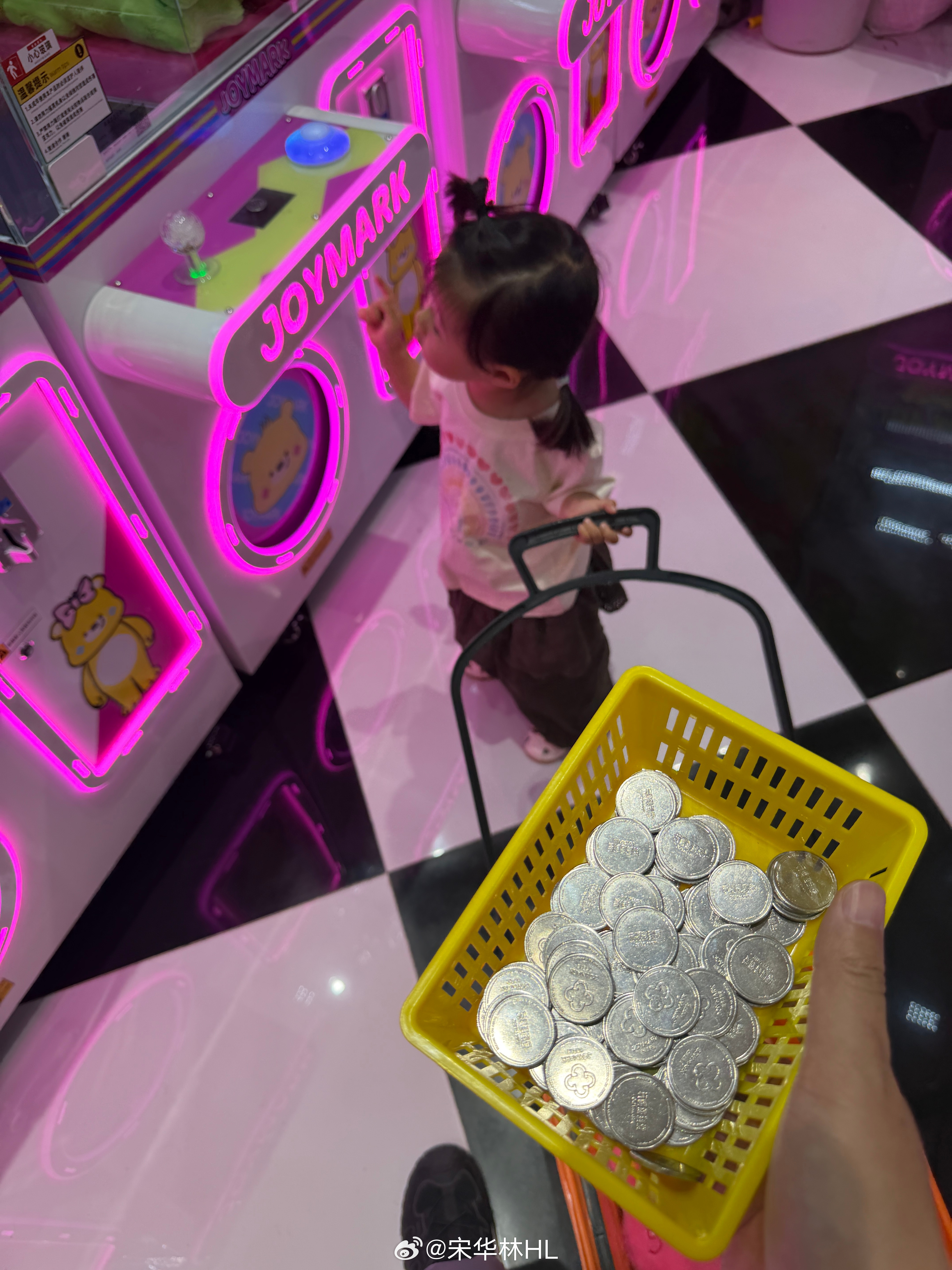 陪二闺女抓娃娃 