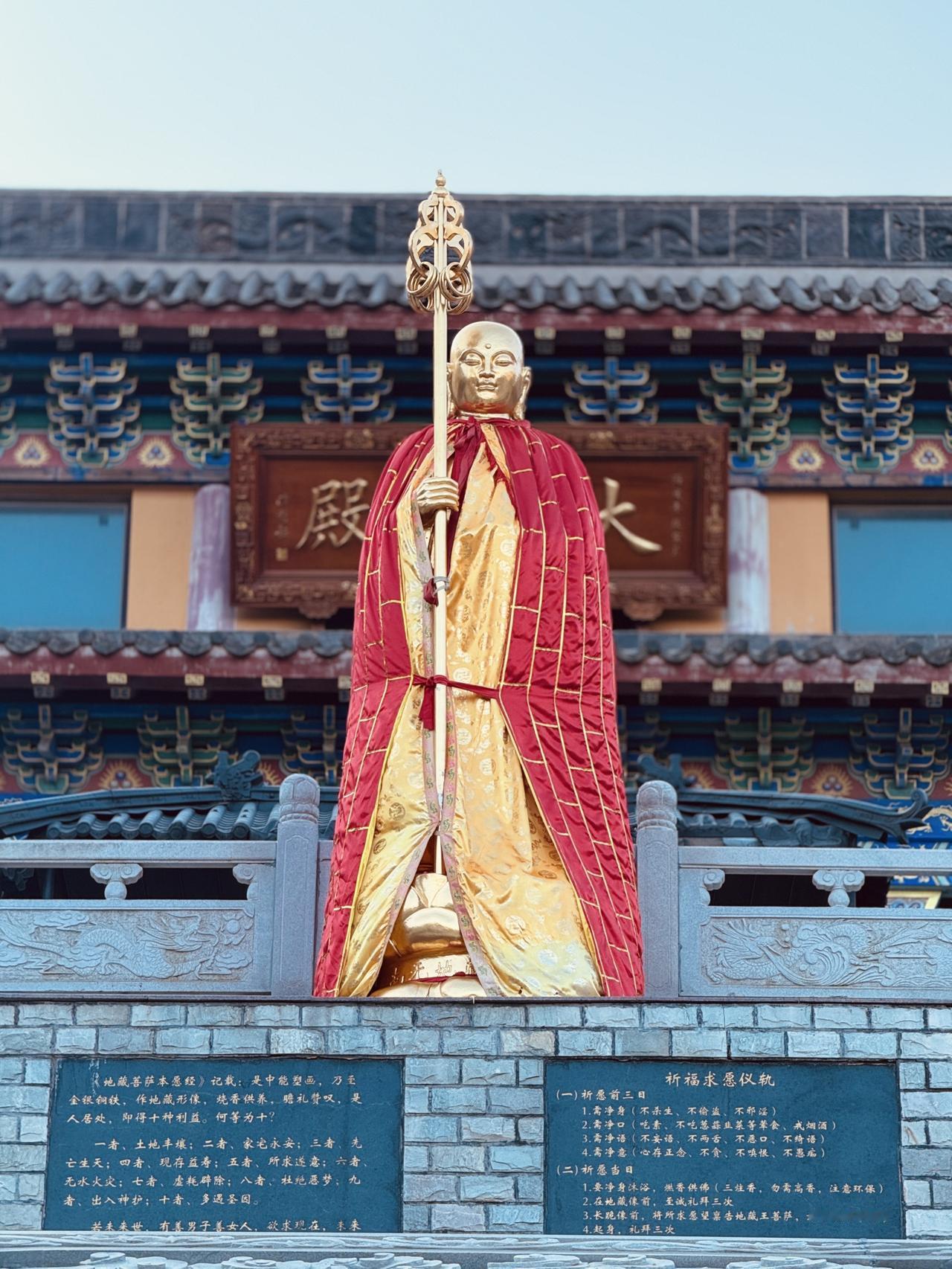 肉眼看世界，全是名利；天眼看世界，无尽轮回；法眼看世界，皆是因果；慧眼看世界，俱