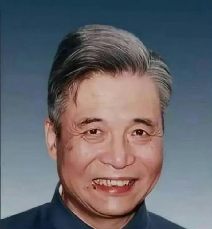 请您停留1秒钟，致敬中国人的脊梁邓稼先！[鲜花] ​ ​​​