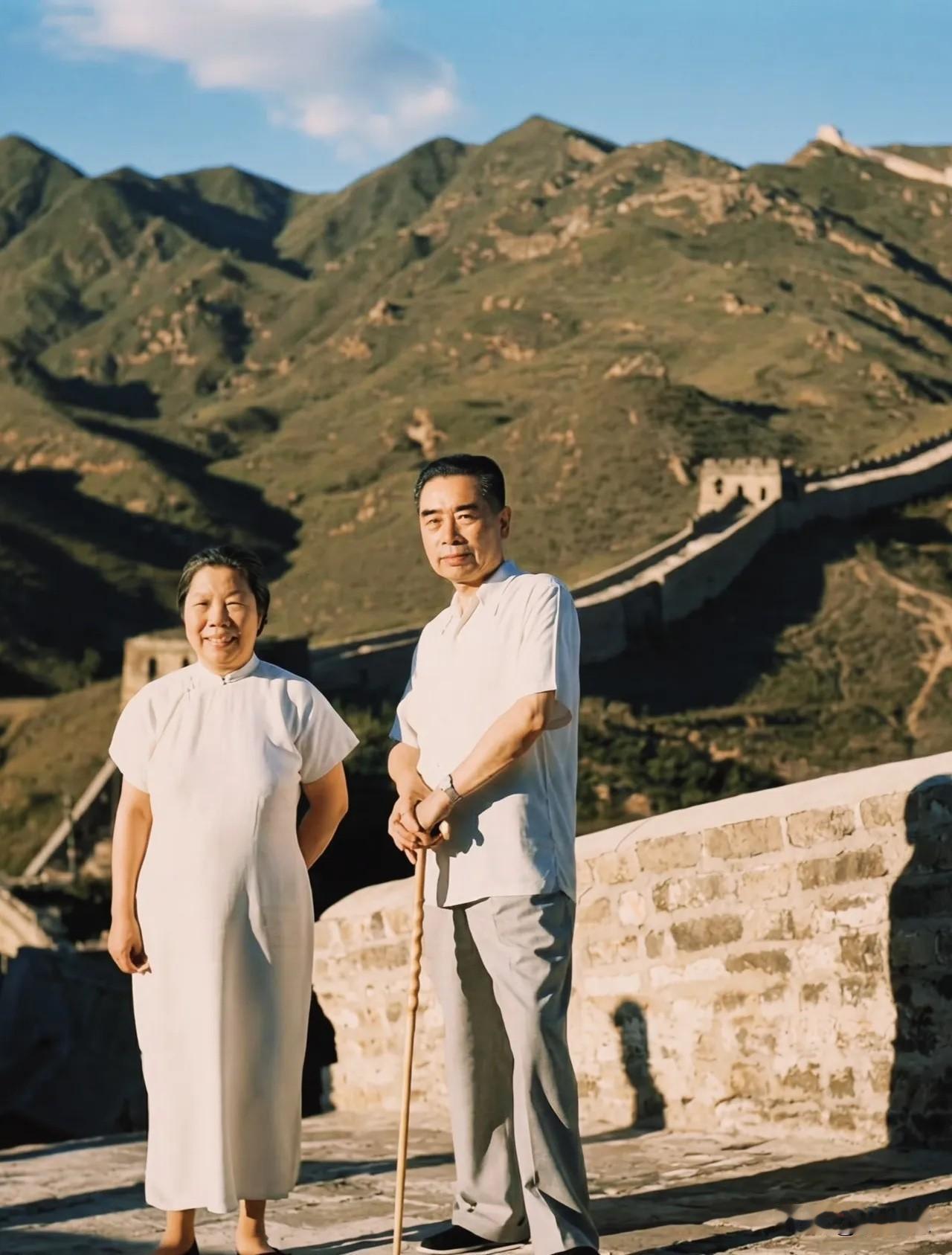 万里长城见证，一代伟人与革命伴侣的并肩身影。