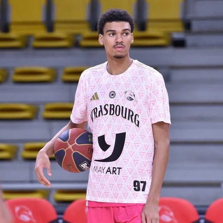 文班亚马的弟弟，奥斯卡.文班亚马现年18岁，身高2米03，司职前锋，将有资格在今