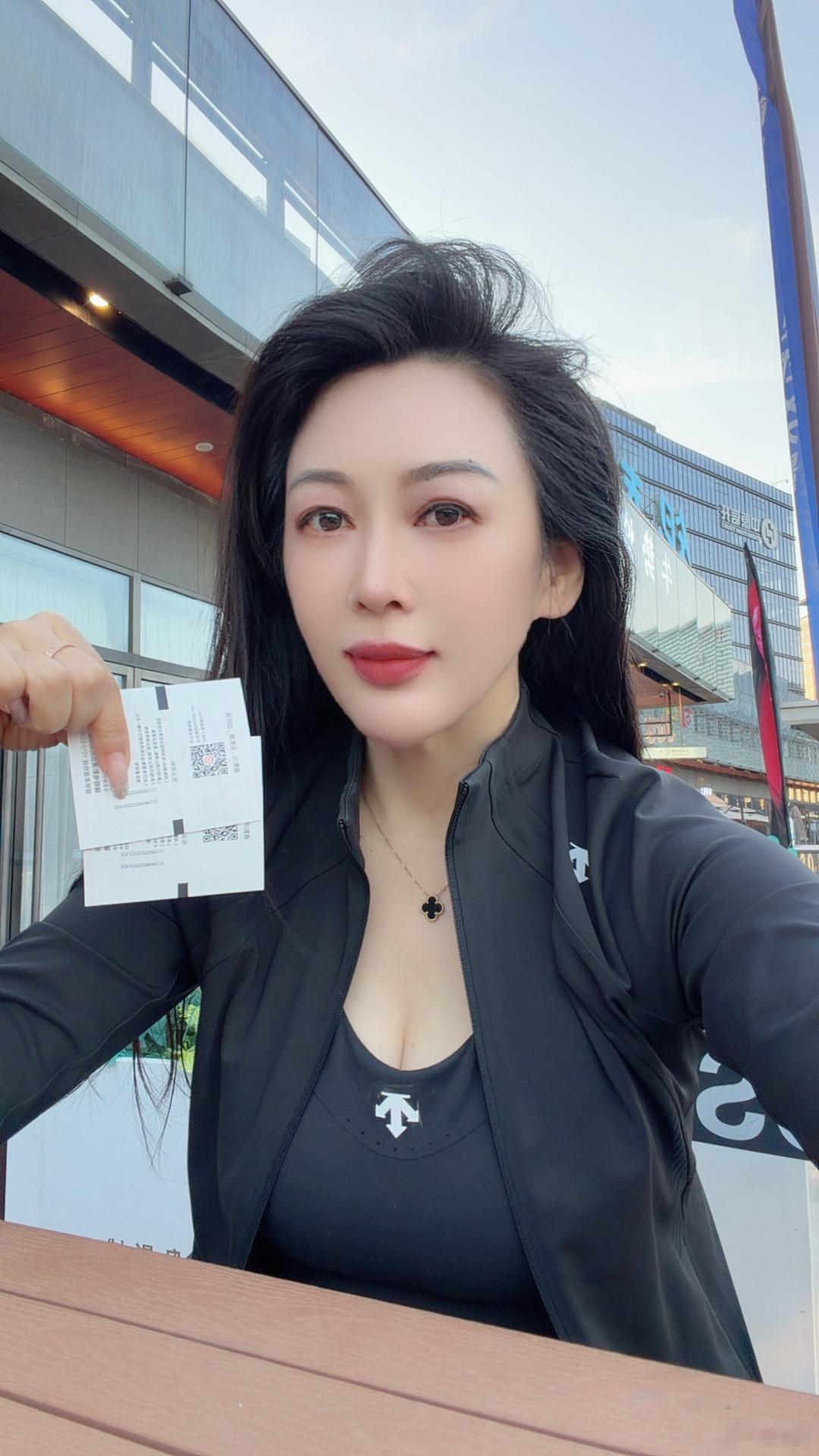 直播结束发完货，骑车，然后看电影。如果一个人看电影是十级孤独，一个人看两场电影是
