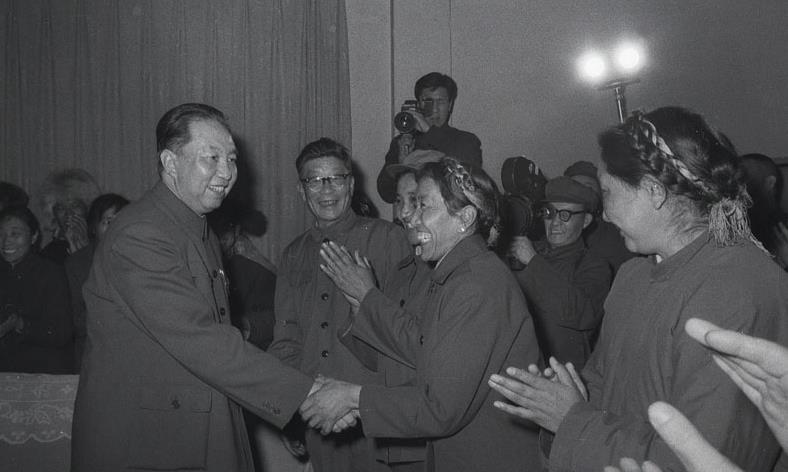 1978年2月27日傍晚，华国锋到西藏自治区代表团驻地，看望出席五届全国人大一次