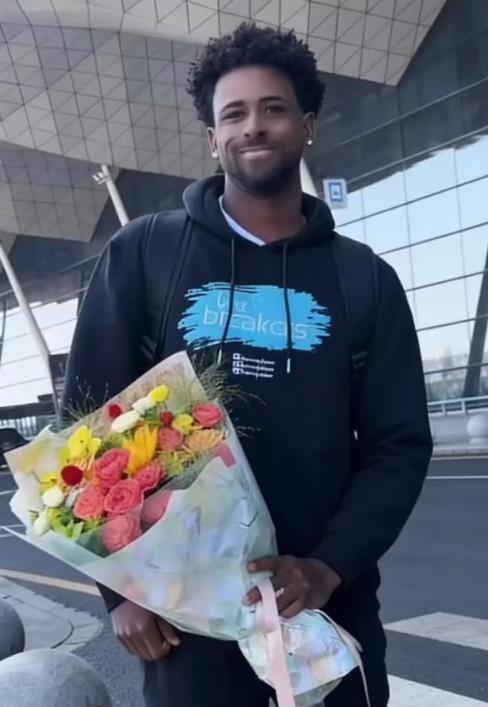 虽然飞机航班遇到了沈阳的大雾天气，罗布金顿不得不跑到哈尔滨折腾了一圈，但罗布金顿