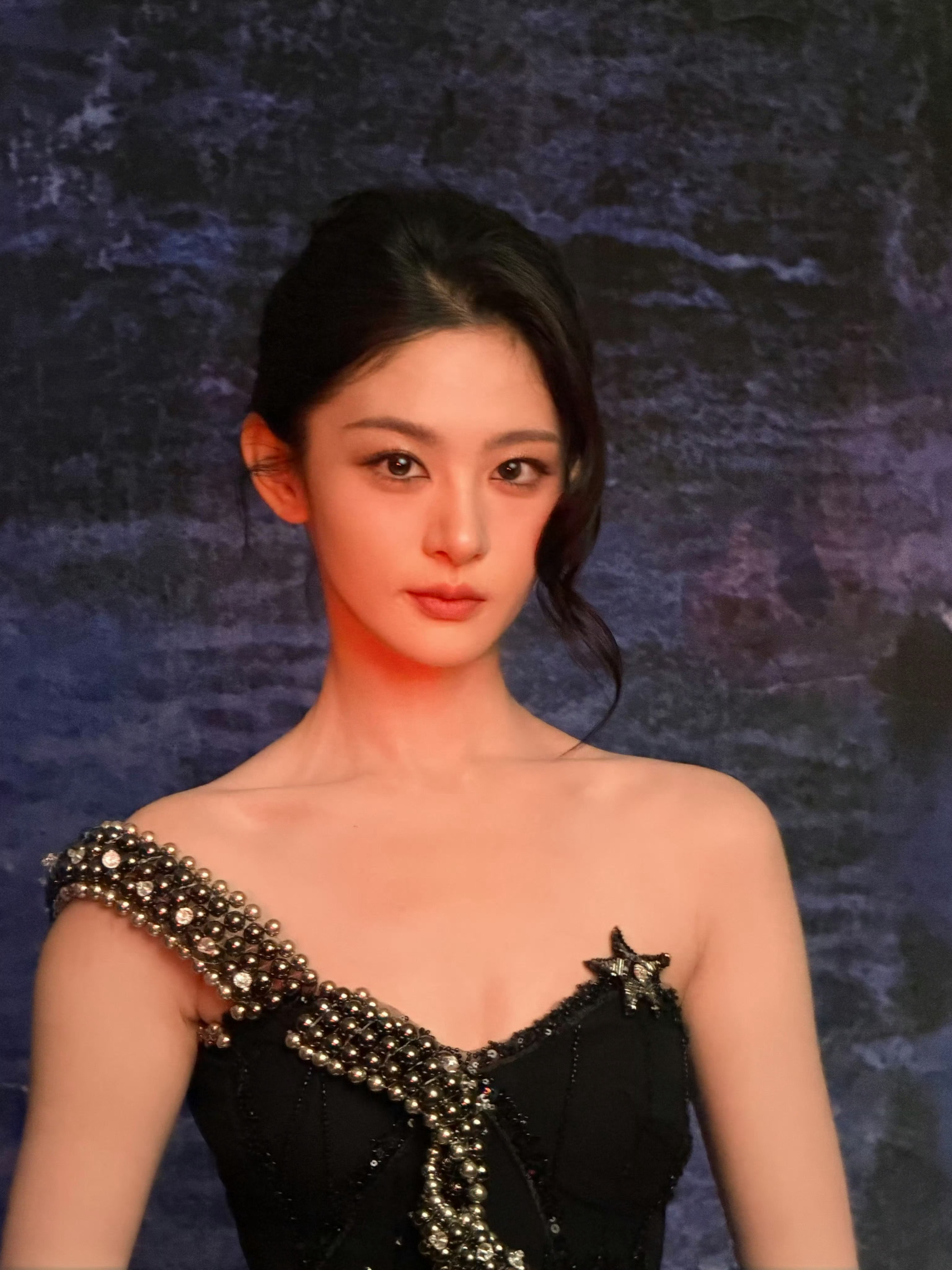 练了眼神➕捕捉镜头女人味变浓了好多 