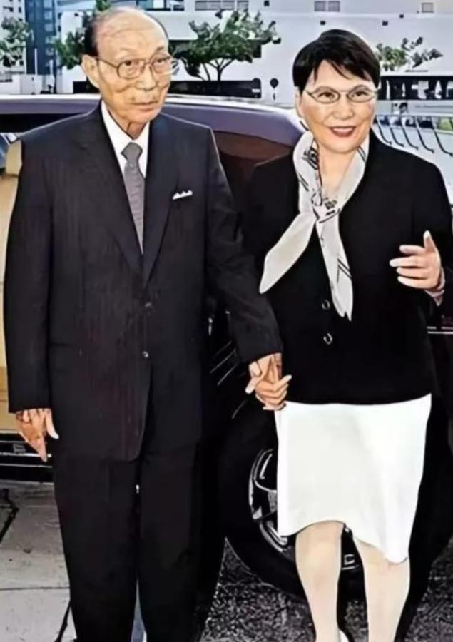 邵逸夫是个谜！他每年向国内捐 1 亿港币，2014 年邵逸夫去世，他死后 200
